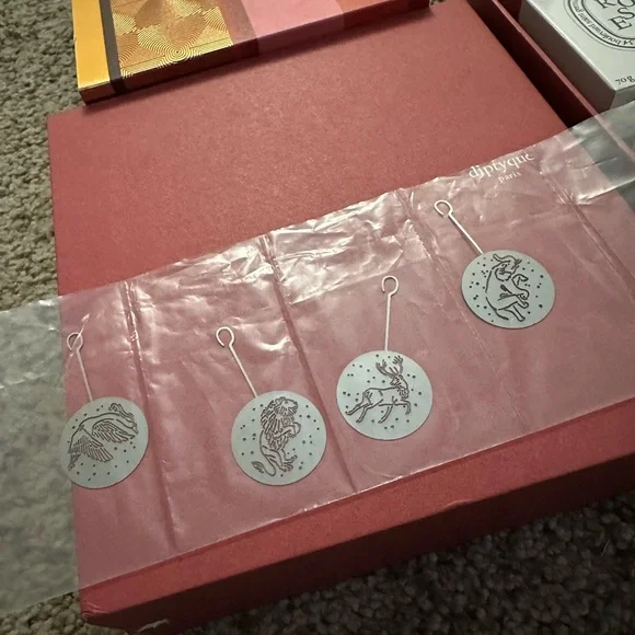 Diptyque Candles and Carousel Gift Set with gift bag BRAND NEW!! (only 4 charms) - Picture 4 of 7